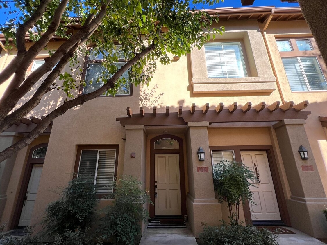 Light Filled 2 Bed 2 Bath Tustin Condo wit... - Stunning 2 Bed 2 Bath Tustin Condo with So...