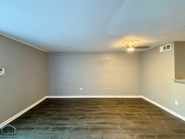 Building Photo - 2 bed/1 bath 2-story townhome w/patio in a...