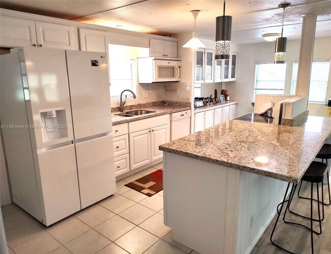 Building Photo - 912 S Silver Cir