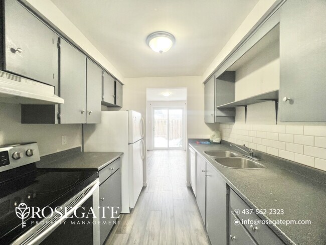 Photo du bâtiment - Spacious 3-Bedroom Stacked Townhouse with Garage & Backyard in Waterloo
