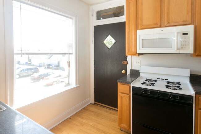 Building Photo - 2559 W Montrose Ave