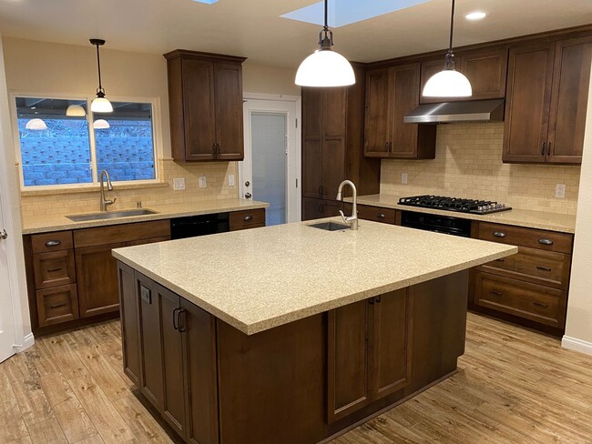 Building Photo - Spacious & Clean 4 Bdr 2 Ba 1 story home i...