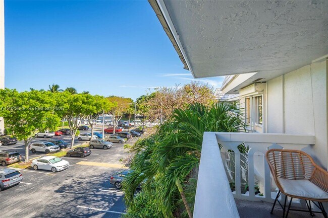 Foto del edificio - 100 Edgewater Dr