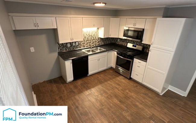 Building Photo - 5810 Chickasaw Dr