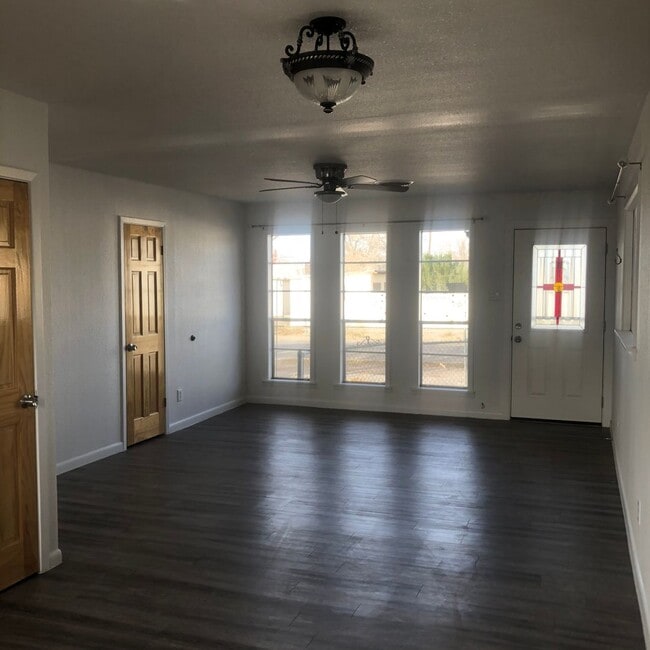 Foto del edificio - Remodeled 2 bedroom/1bathroom duplex