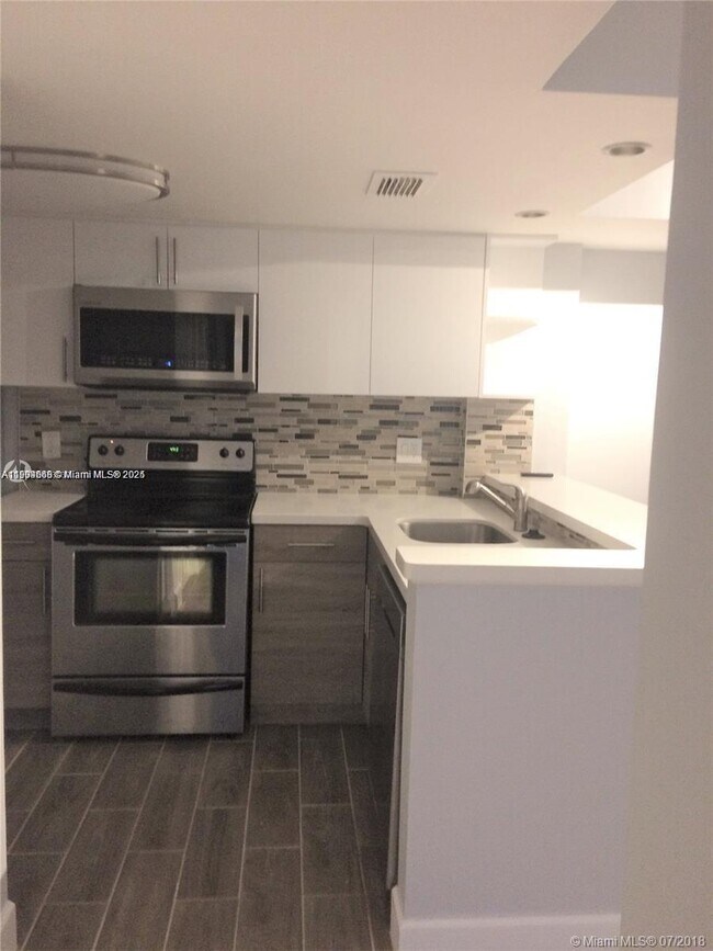 Foto del edificio - 10749 Cleary Blvd