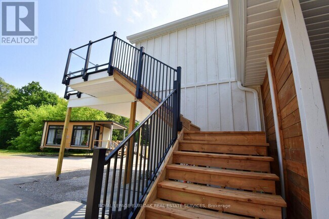 Building Photo - 284 Wilson St E