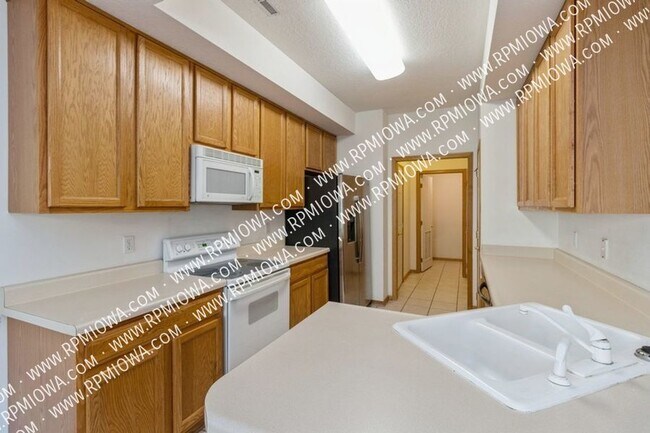 Building Photo - CORNER UNIT!! 2 Bedroom, 2.5 Bathroom Town...
