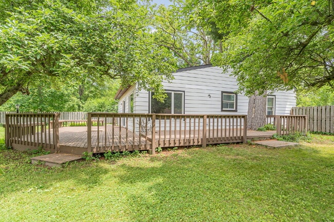 Building Photo - 3-Bedroom updated home on Salem Street $18...