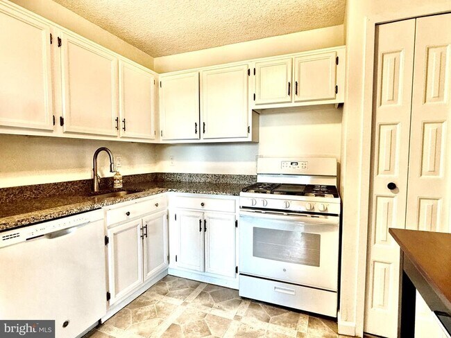 Foto del edificio - 5225 Pooks Hill Rd