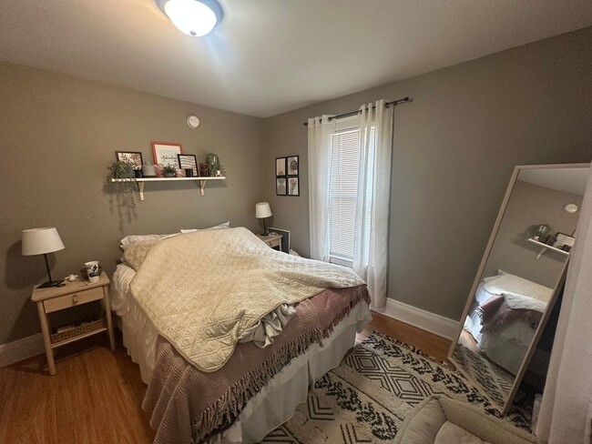 Building Photo - Large 2 Bedroom w/ Covered Patio & Sun Deck!