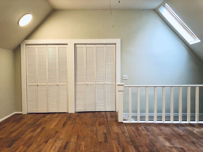 Foto del edificio - Plum Street-3 bedroom/2 bath home with large rocking chair front porch!