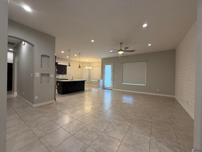 Foto del edificio - 8473 E 37th St