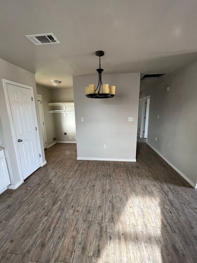 Building Photo - Adorable 3 Bedroom in Merkel!