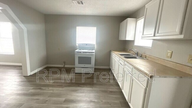 Building Photo - 918 3rd Ave S