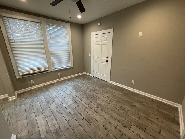 Building Photo - 204 E Dewey Pl