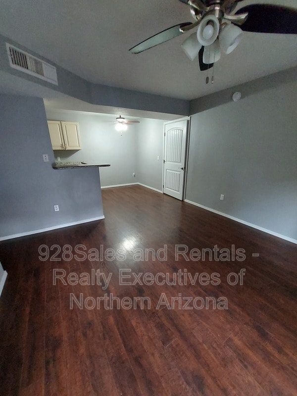 Building Photo - 1385 W University Ave