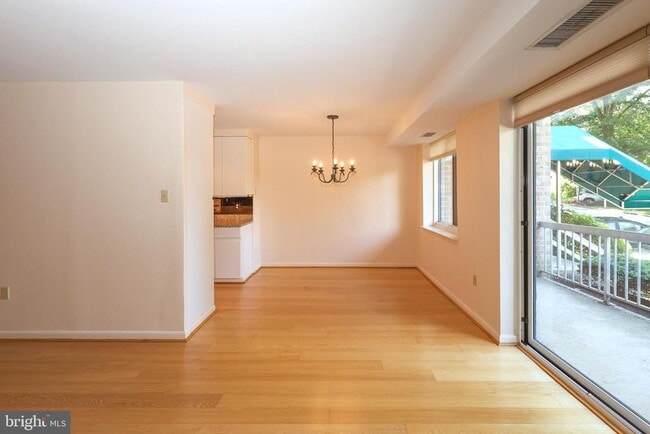 Building Photo - 1637 Oakwood Dr