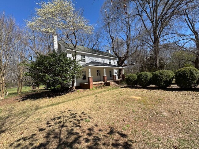 Foto del edificio - Farmhouse on 5 acres in Northern Greenville County with room for 2 horses and small farm animals!