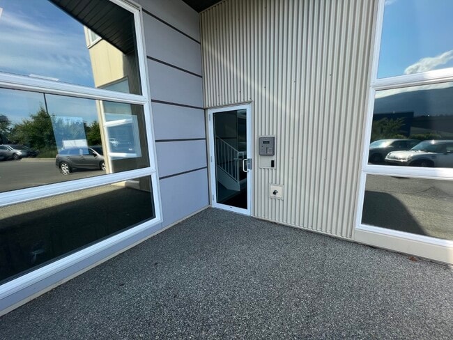 Building Photo - 1847 Dufferin Crescent