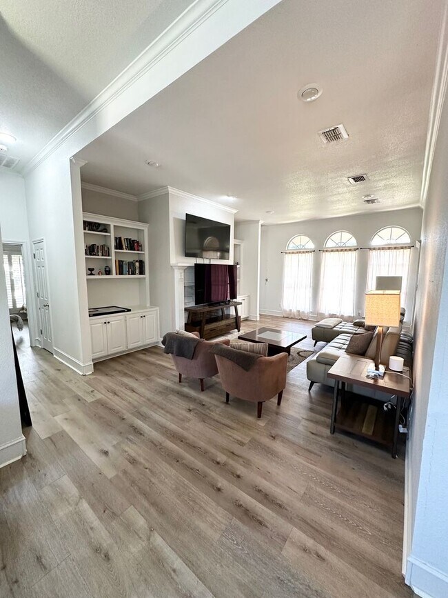 Building Photo - Gorgeous Home For Rent Available July 10th.