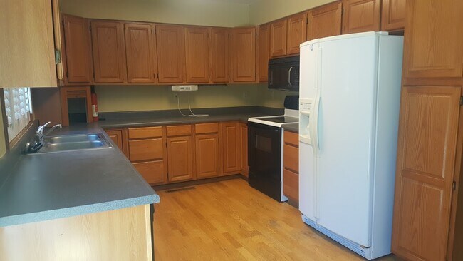 Building Photo - 835 Lori Ct