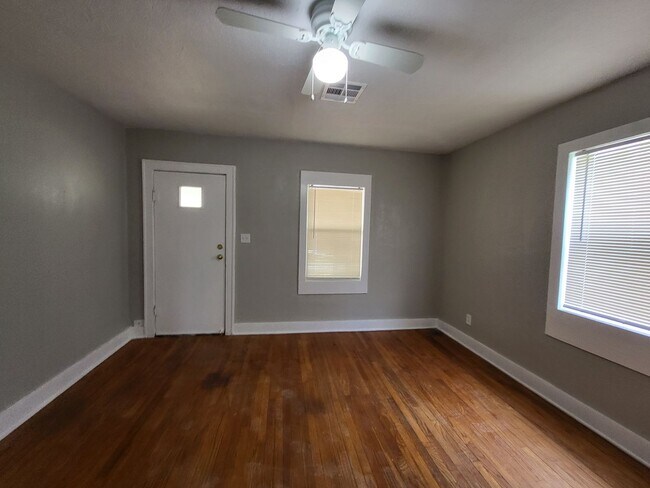 Foto del edificio - Remodeled 1 bedroom 1 bathroom duplex hous...