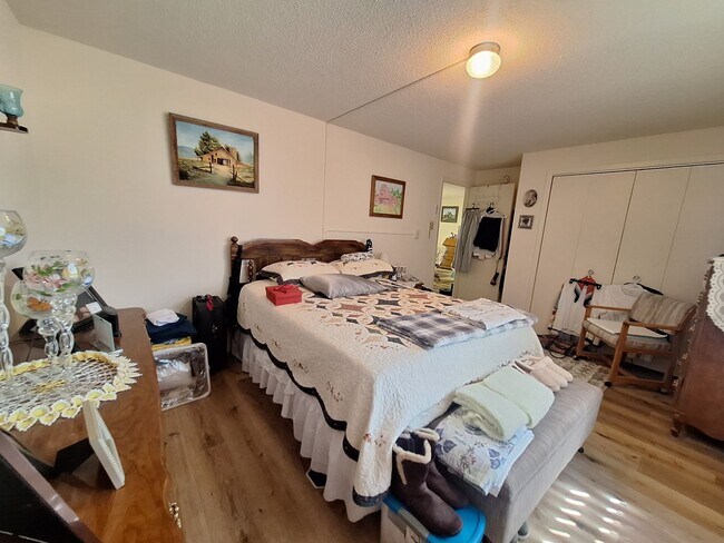 Building Photo - LARGE 3 Bedroom Apartment - AVAILABLE SEPTEMBER