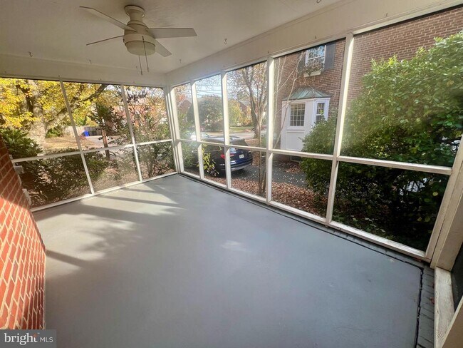 Foto del edificio - 8 S Hudson St