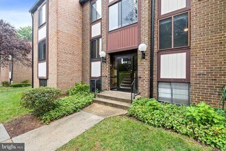 Building Photo - 9812 Kingsbridge Dr