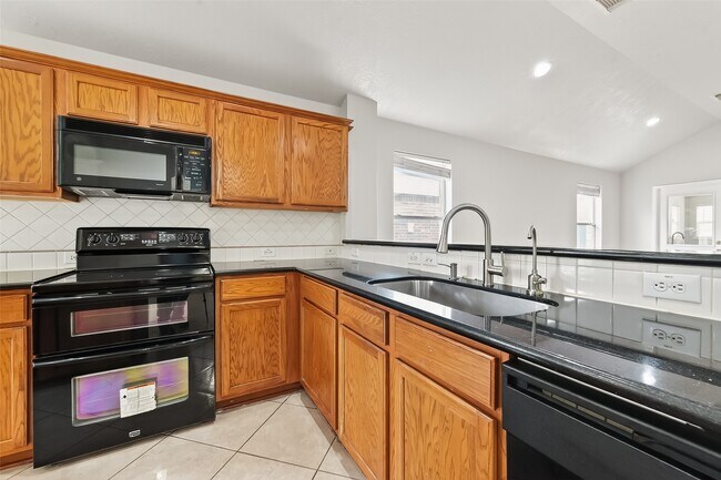 Foto del edificio - 5623 Brookhollow Oaks Trail