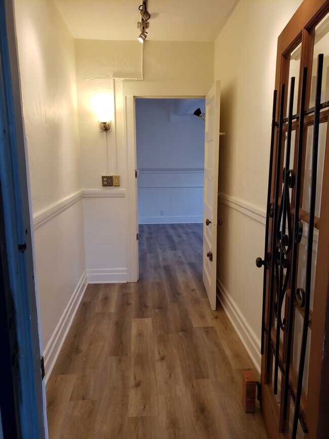 Vestíbulo de entrada privado - 613 Broadway St