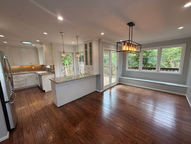 Foto del edificio - Charming San Mateo Home  – Spacious Yard & Prime Commuter Location!