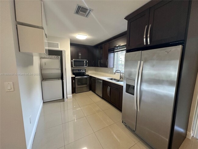 Building Photo - 2155 Biarritz Dr