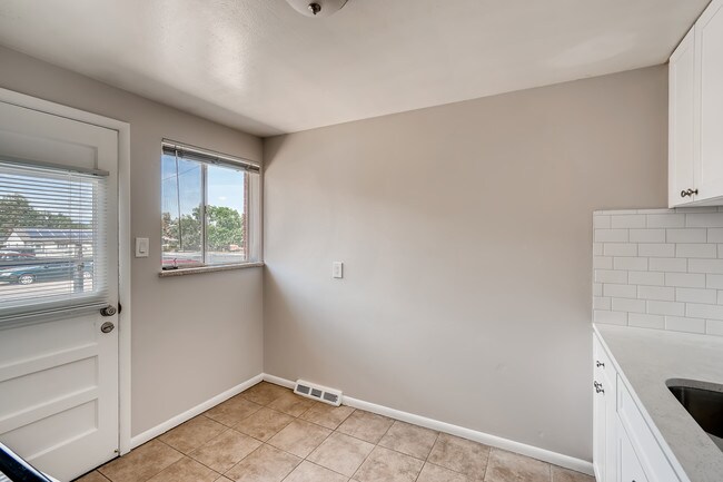 Foto del edificio - 3363 Sheridan Boulevard