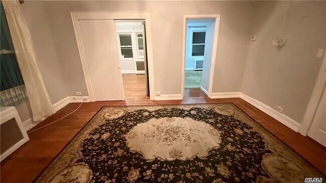 Foto del edificio - "Charming 3-Bedroom Unit in Queens – Spacious 900 Sq Ft Living!"
