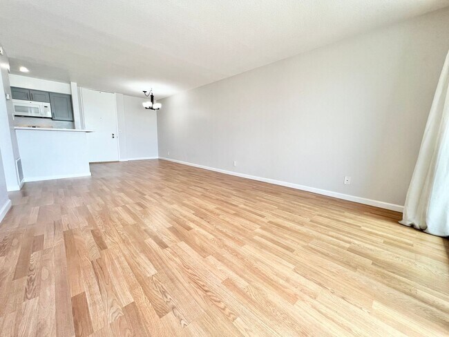 Building Photo - Oceanfront Top-Floor Condo – 1 Bed, 1 Bath...