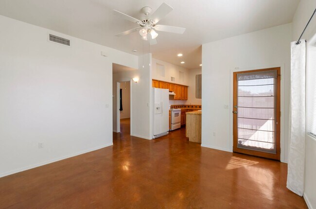 Building Photo - Charming Central Guest House