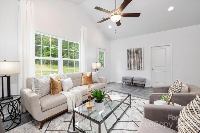 Foto del edificio - Room in House on Oakwood Rd