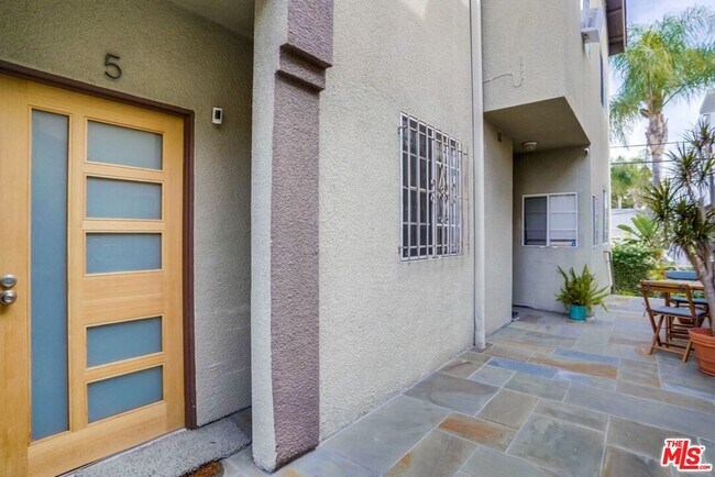 Foto del edificio - 852 N Poinsettia Pl