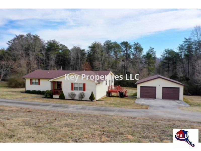 Quaint Home Nestled in 3+ Acres! House for Rent in Louisville, TN
