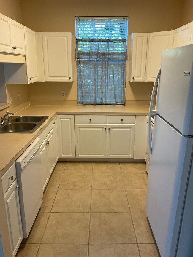 Building Photo - Great Condo in the NW