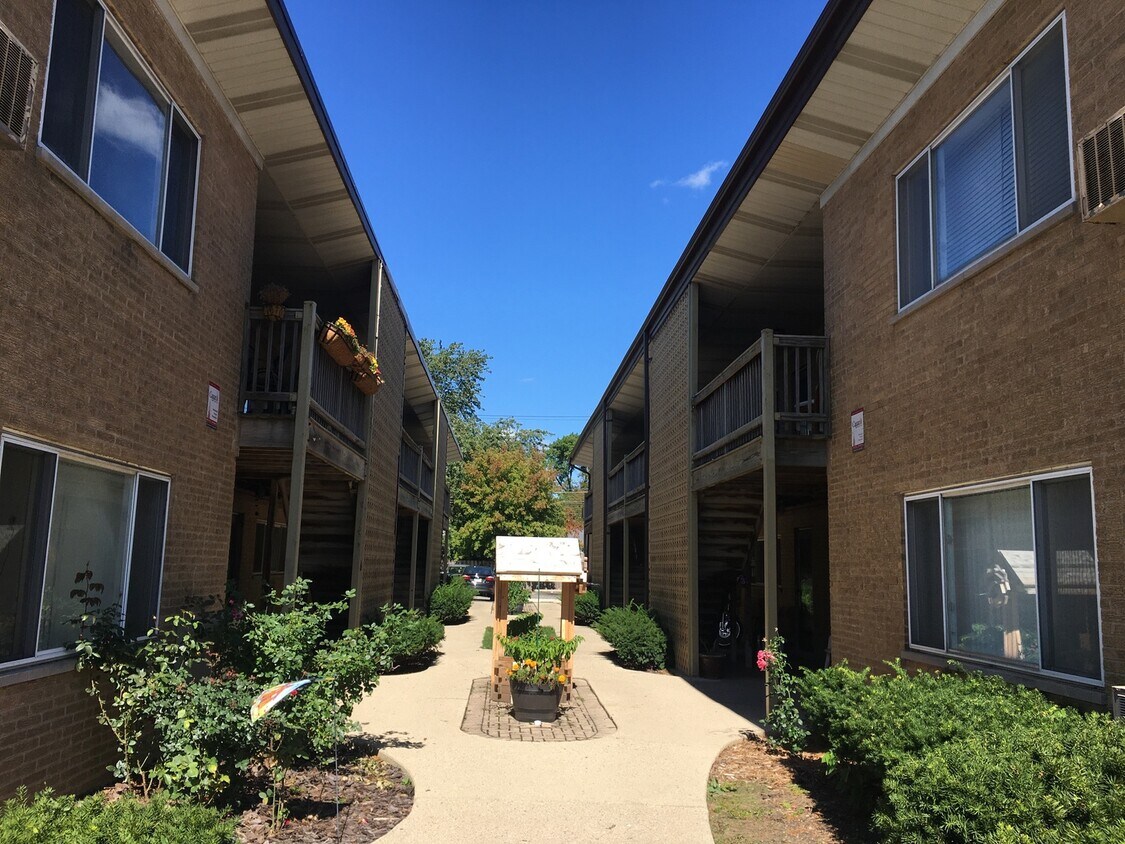 1754 E Oakton St Unit 106, Des Plaines, IL 60018 Condo for Rent in