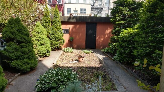 Building Photo - 733 Park Ave