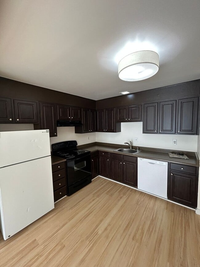 Building Photo - 1010 Anza St