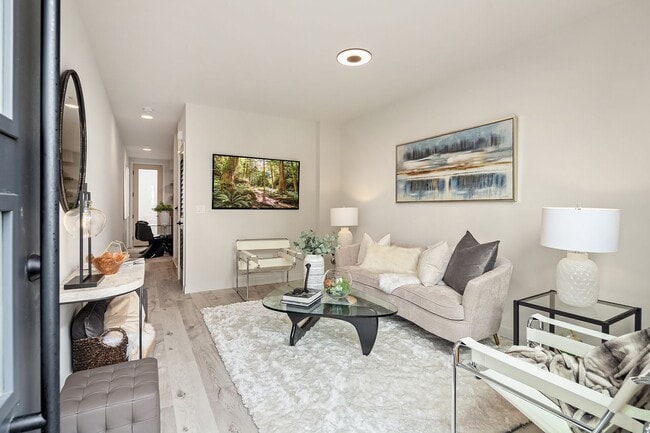Building Photo - Ravenna/Bryant Townhome