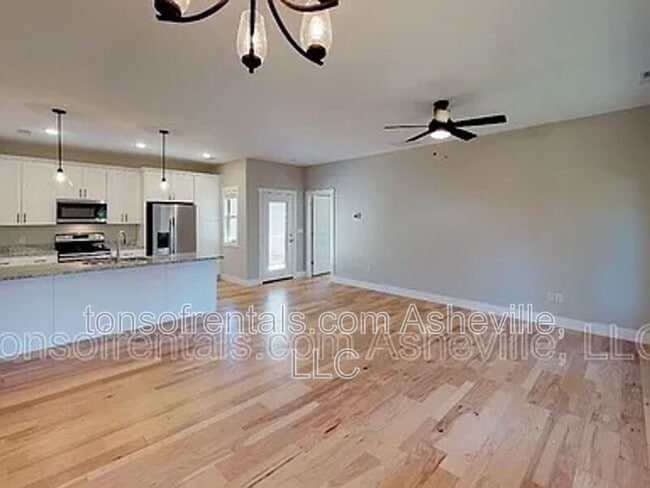 Foto del edificio - 583 Fairview Rd