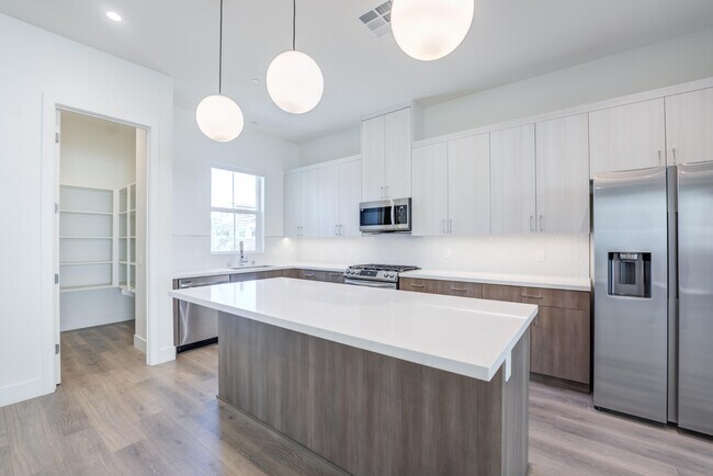 Building Photo - 47400 Iris Wy