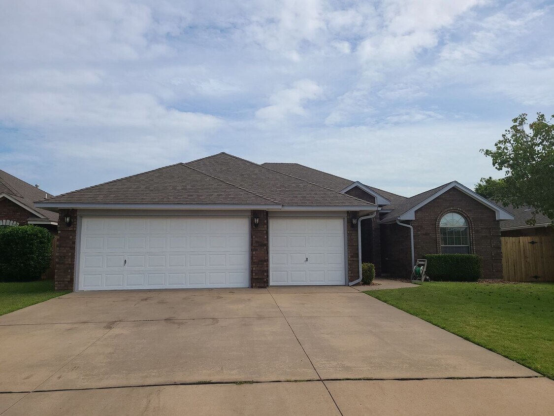 Primary Photo - 4 bed, 2 bath ,3 car with storm shelter! B...