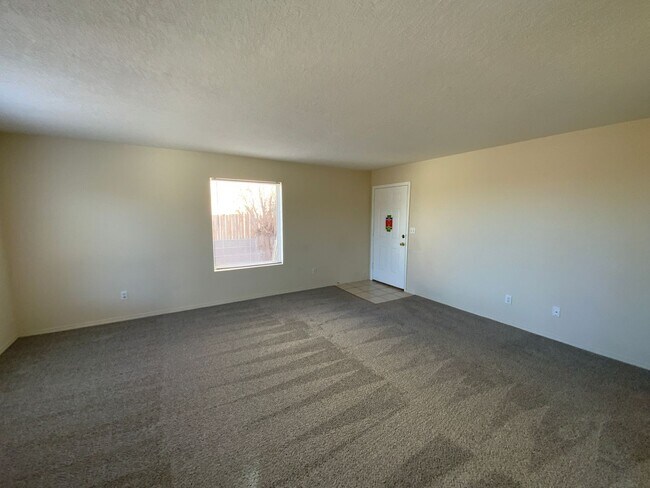 Foto del edificio - 3 Bedroom Single Story Home Near Northern Blvd NE & Loma Colorado Blvd NE!